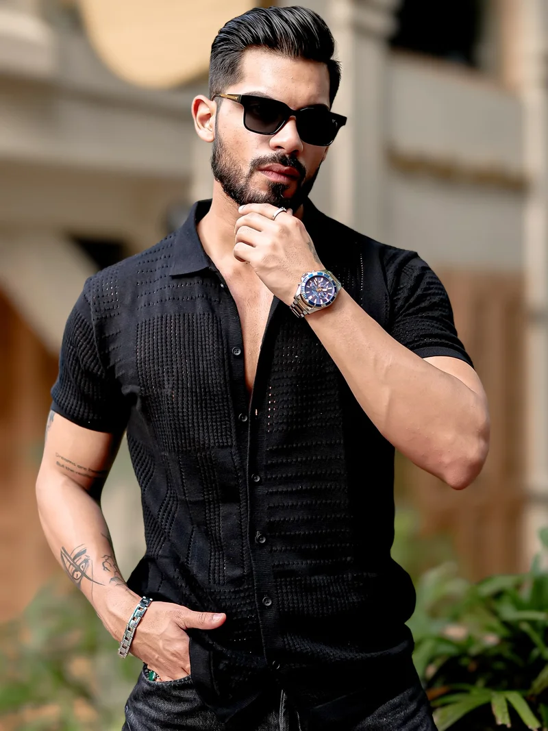 مانياك قميص رجالي أسود بأكمام ثلاثة أرباع ولفافات من القطن المحبوك المسطح